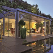 Ogród zimowy oparty o ścianę
domu, z...