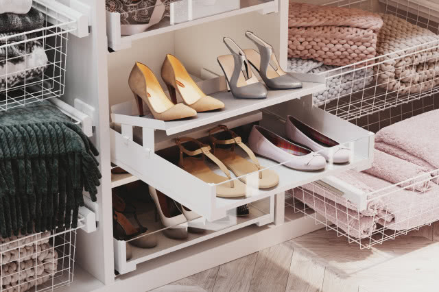 kosze druciane, buty, ręczniki, koce,