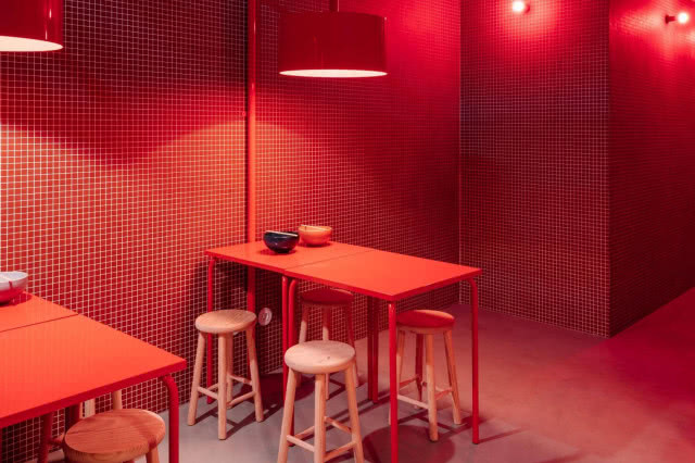 stolik w kolorze ferrari