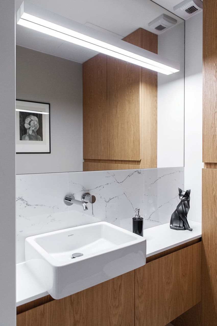 W toalecie także postawiono na naturalne...