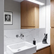 W toalecie także postawiono na naturalne...