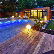 Ogród zimowy oparty o ścianę
domu, z...