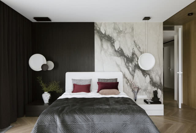 Sypialnia z czarnymi lamelami i kamieniem na ścianie