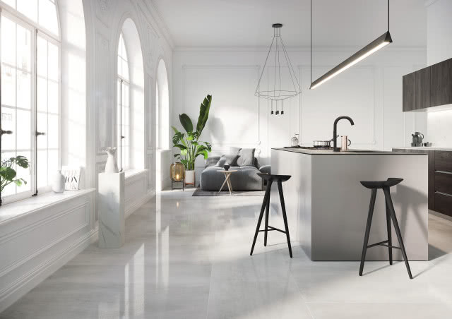 Nowoczesna wyspa kuchenna w przestrzennym salonie