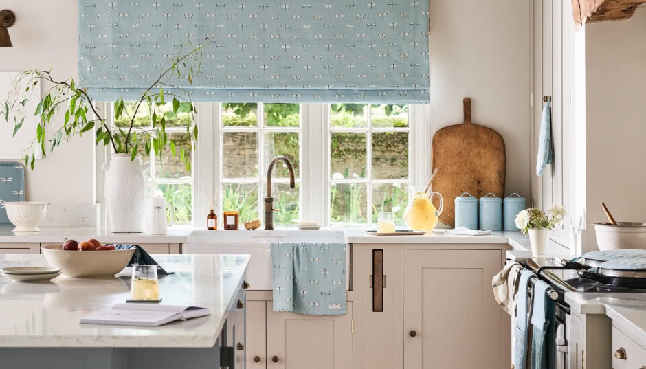 Co zamiast firanek w kuchni? Trzy pomysły na aranżacje okna - rolety, zazdrostki, shuttersy