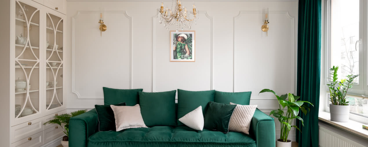 Kryształowe żyrandole i sztukateria! Tak wygląda mieszkanie w stylu pałacowym na warszawskim Targówku