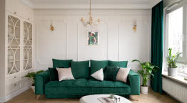 Kryształowe żyrandole i sztukateria! Tak wygląda mieszkanie w stylu pałacowym na warszawskim Targówku