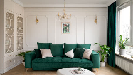 Kryształowe żyrandole i sztukateria! Tak wygląda mieszkanie w stylu pałacowym na warszawskim Targówku