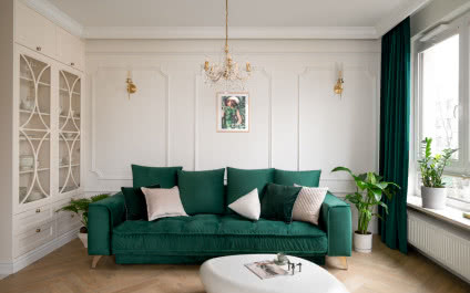 Kryształowe żyrandole i sztukateria! Tak wygląda mieszkanie w stylu pałacowym na warszawskim Targówku