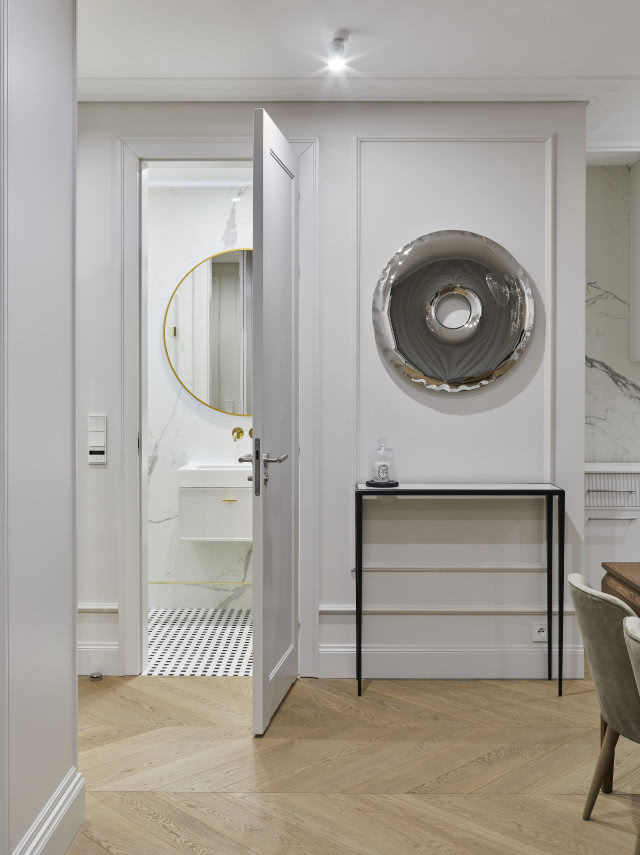 sztukateria na ścianach ze srebrnym lustrem