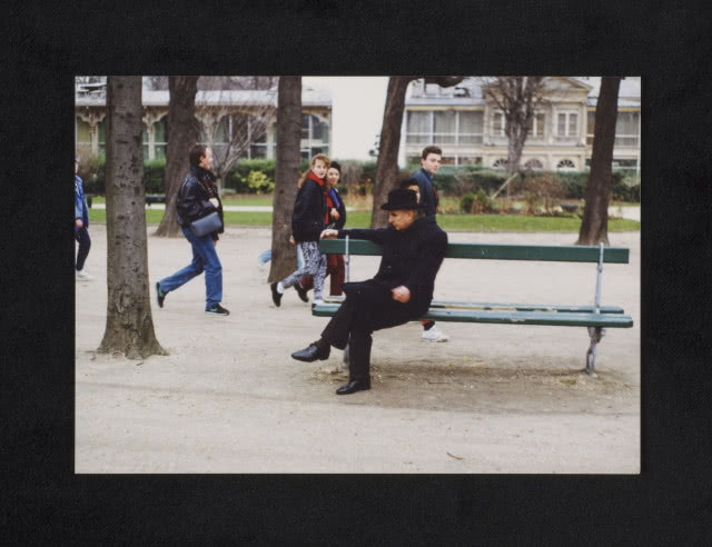 Agnieszka Osiecka - mężczyzna na ławce