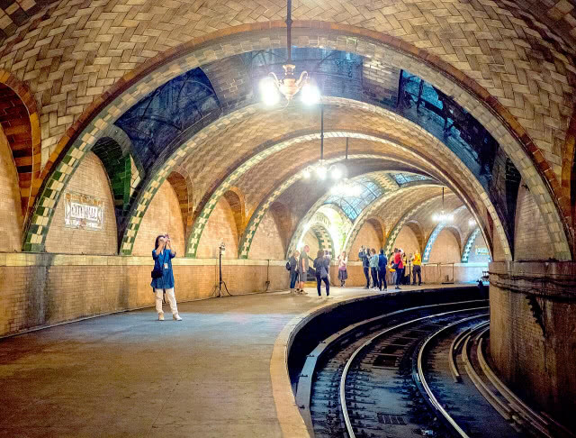 peron pod sklepień w kształcie łuku