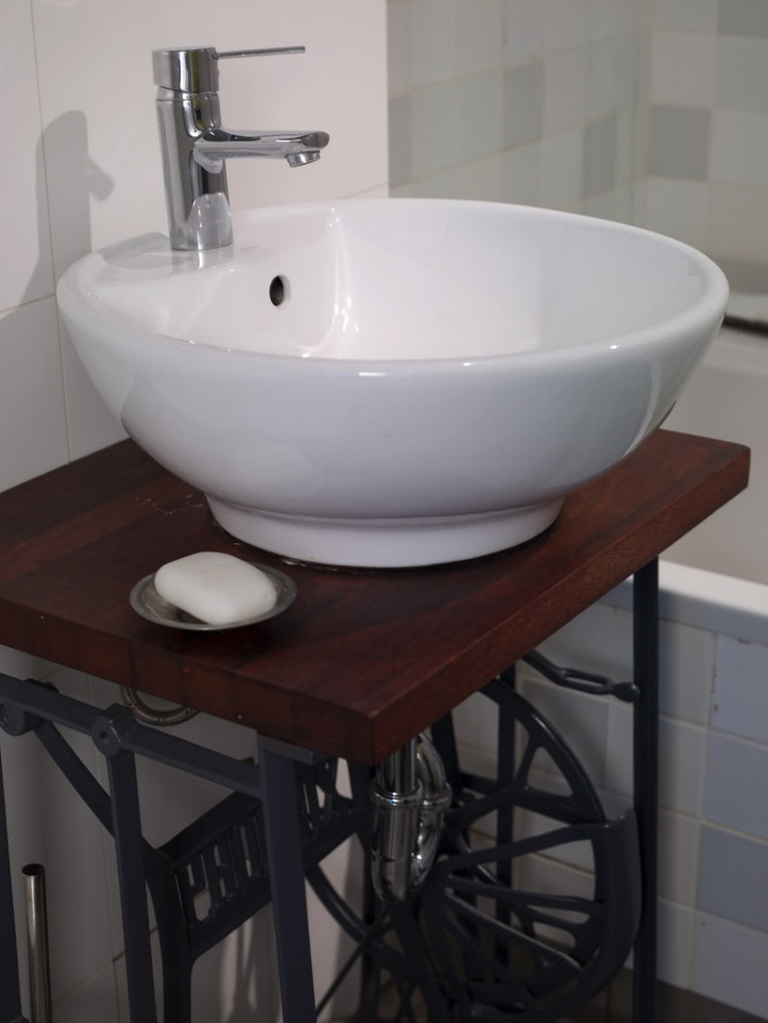 Ceramiczna umywalka-misa została ustawiona na...