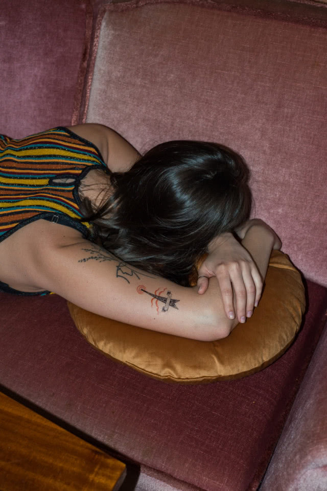 kobieta leżąca na brzuchu na kanapie, fotografia