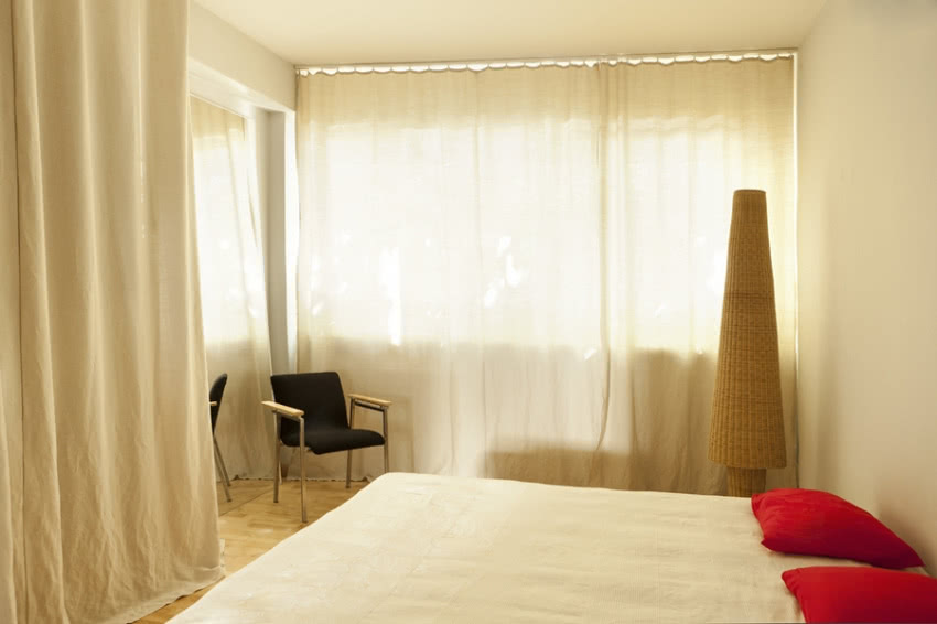 Okna na całej długość ściany powodują, że w...