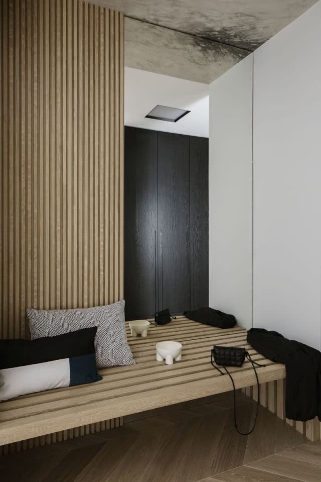 Przedpokój w czerni i drewnie z lamelami