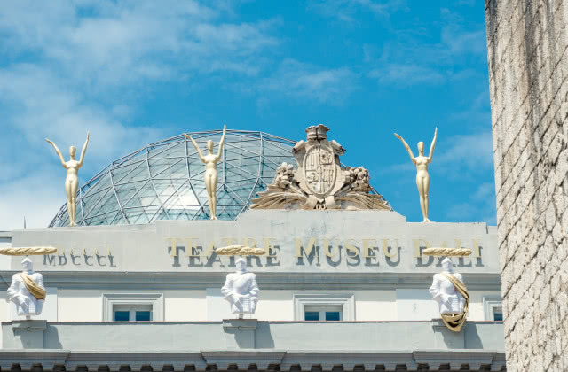 Teatr-Muzeum w Figueras widok na kopułę.