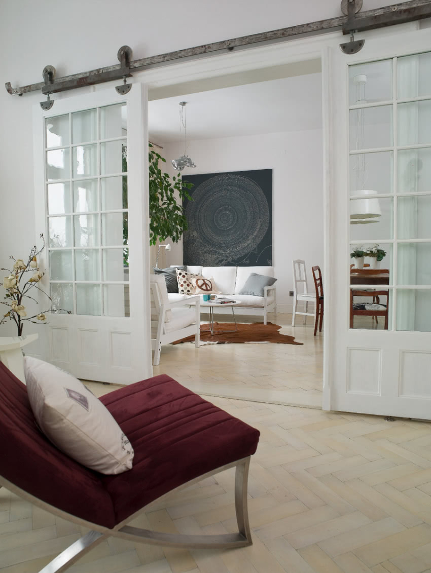 Stare dwuskrzydłowe drzwi z przeszkleniami...