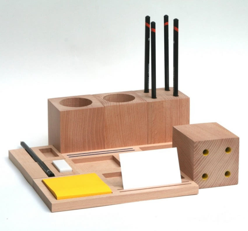 Przybornik na biurko Blocks z klocków z surowego...