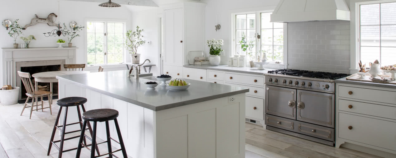 Czy biała kuchnia to dobry wybór? Pomysł na aranżacje w 4 stylach