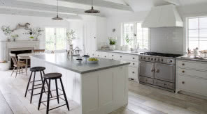 Czy biała kuchnia to dobry wybór? Pomysł na aranżacje w 4 stylach