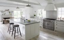 Czy biała kuchnia to dobry wybór? Pomysł na aranżacje w 4 stylach