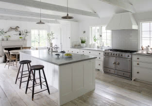 Czy biała kuchnia to dobry wybór? Pomysł na aranżacje w 4 stylach