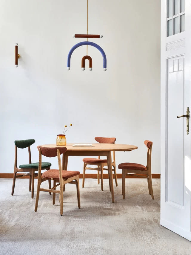 stół i krzesła, nad stołem oryginalna lampa