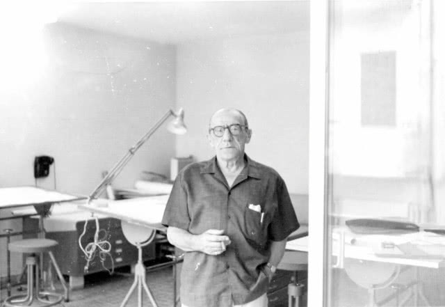 mężczyzna w okularach w pracowni