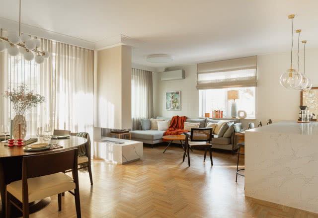 jasny salon z kilkoma oknami