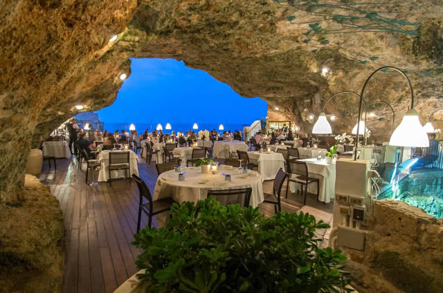 Grotta Palazzese stoliki