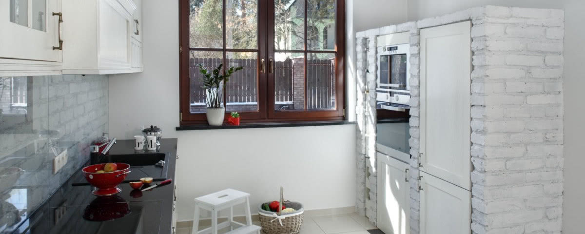 Cegła w kuchni, w salonie, w holu - dom pod Warszawą