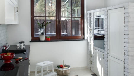 Cegła w kuchni, w salonie, w holu - dom pod Warszawą