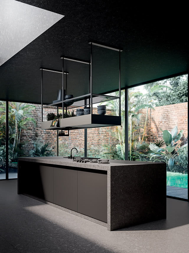Czarna wyspa kuchenna z nowoczesnym oświetleniem