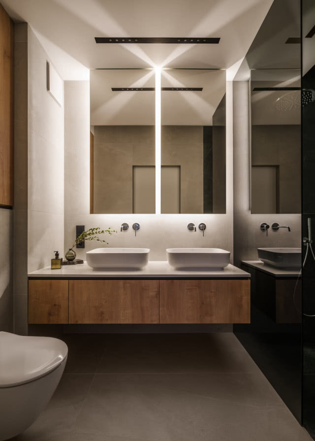 łazienka ciemny gres i przyciemnione szyby kabiny prysznicowej