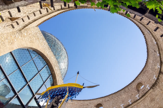widok z dołu na kopułę