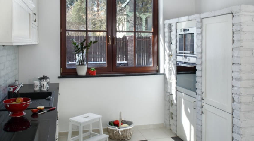 Cegła w kuchni, w salonie, w holu - dom pod Warszawą