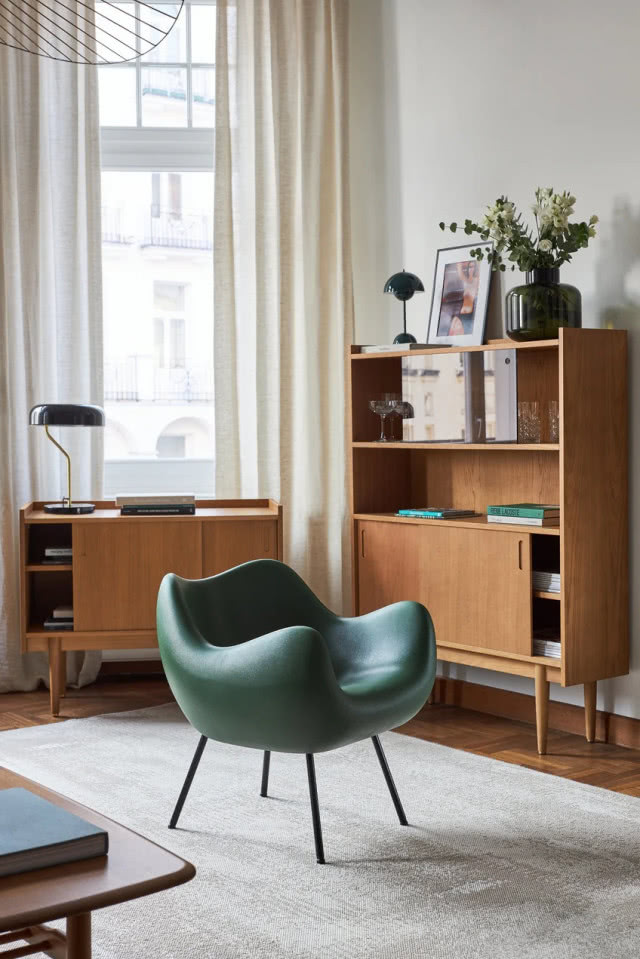 fotel w pomieszczeni w stylu retro