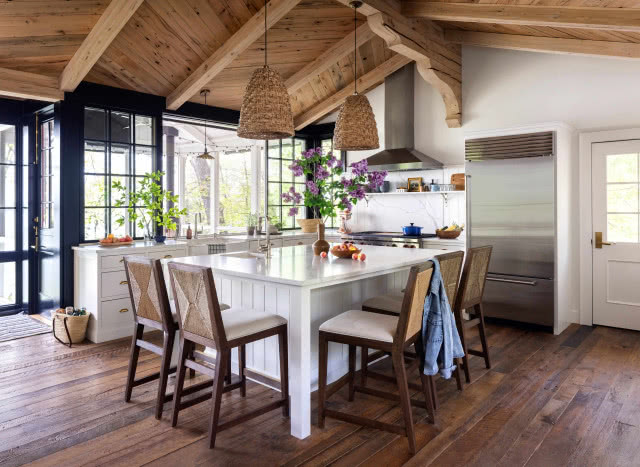 biała kuchnia z drewnianym sufitem