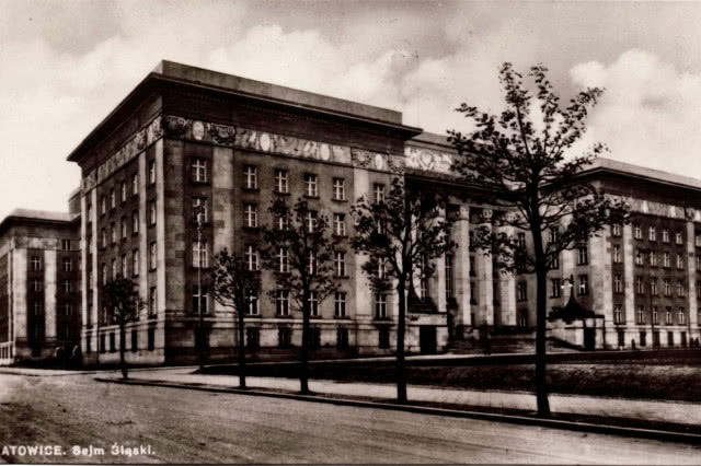 czarnobiała fotografia, ulica, drzewa, potężny gmach