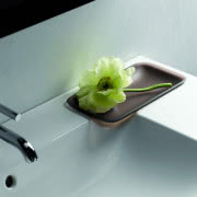 Umywalka iCon z ozdobną mydelniczką