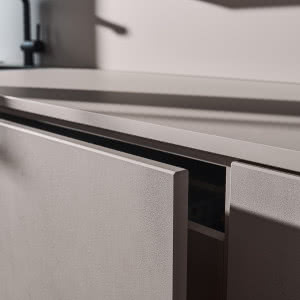 Wygląda jak beton, ale to nie on! Poznaj sekret nowoczesnych kuchni