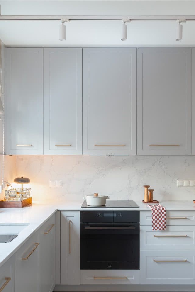 szara kuchnia ze złotymi uchwytami