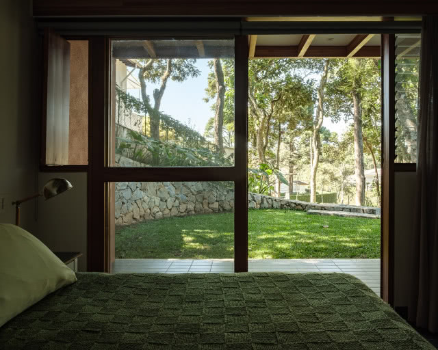 sypialnia z widokiem na zieleń