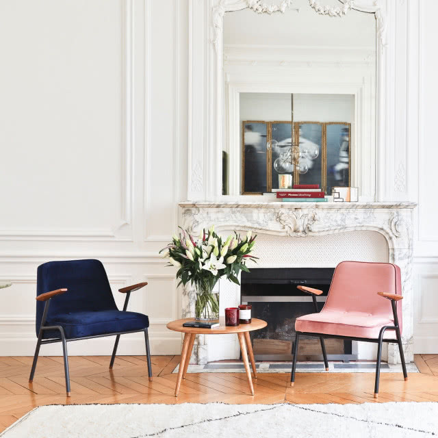 dwa fotele przed kominkiem