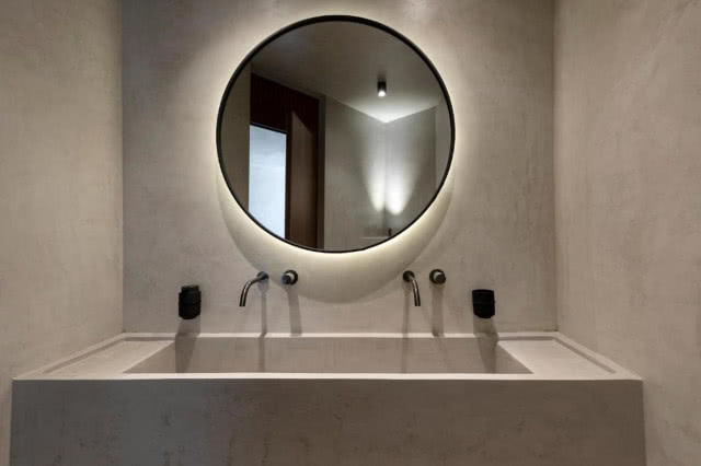 W łazience panuje minimalizm.