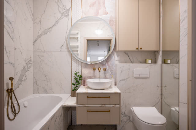 Marmurowa łazienka z drewnem