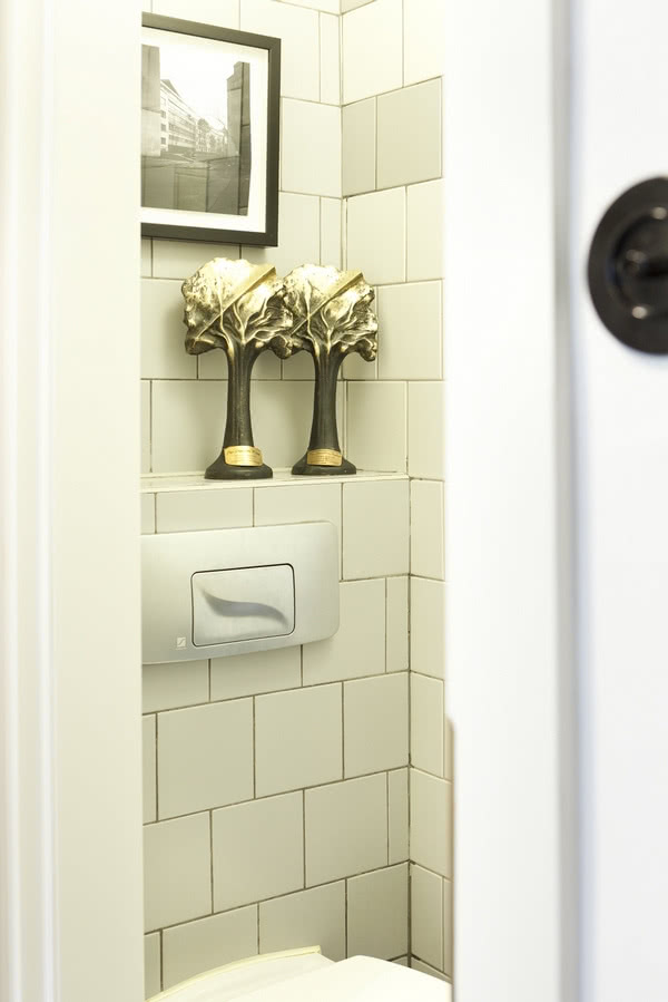 W łazience - proste, skromne kafelki są...