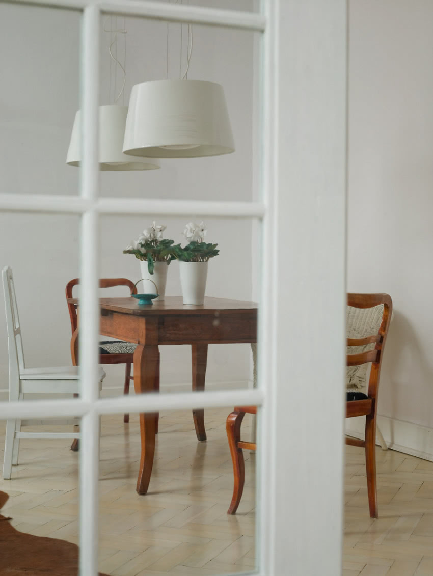 Stare meble są oświetlone dwiema nowoczesnymi...