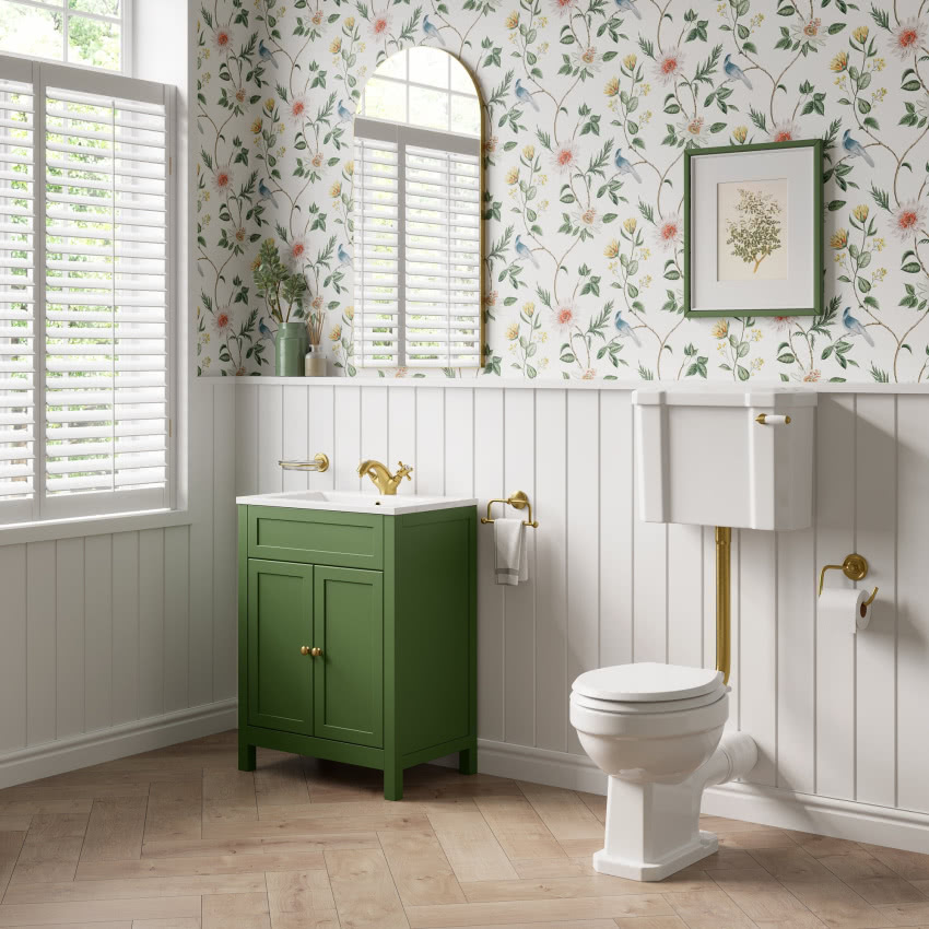 Sztukaterie i słodka tapeta w kwiaty sprawiają,...